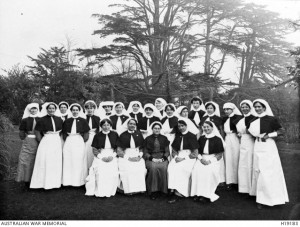 Australian Staff Nurses in the grounds of No 1 Australian Auxiliary Hospital, Harefield, England. Image courtesy Australian War Memorial.