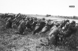 French soldiers waiting for assault behind a ditch by Agence Rol - Bibliothèque Nationale de France. Licensed under Public domain via Wikimedia Commons.