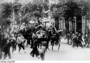 German Cavalry entering Warsaw on August 5, 1915. Image in public domain.