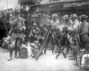 French soldiers set up camp, Salonika, 1915. Image courtesy Bibliothèque nationale de France.