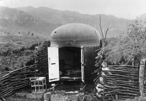 TAn armoured turret complete with an artillery gun in a mountain position in the Torzburg Pass, 1916. Image courtesy Imperial War Museum © IWM (Q 23928).